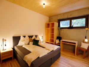 Postel nebo postele na pokoji v ubytování Dog-friendly holiday apartment in Bregenzerwald