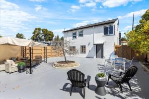 een patio met stoelen en een tafel en een huis bij Beautiful Studio in Maxwell Park in Oakland