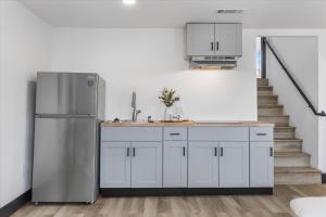 een keuken met een koelkast en een wastafel bij Beautiful Studio in Maxwell Park in Oakland