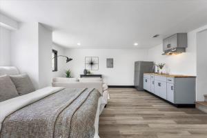 een woonkamer met een bed en een keuken bij Beautiful Studio in Maxwell Park in Oakland