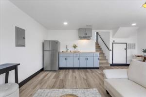 een woonkamer met een koelkast en een keuken bij Beautiful Studio in Maxwell Park in Oakland