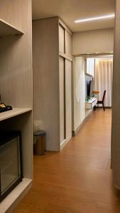 un soggiorno con camino e pavimento in legno di رمادا نيت للشقق المخدومة a Tabuk