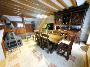 une salle à manger avec une table et des chaises en bois dans l'établissement Gîte de Montapeine, à Breteau