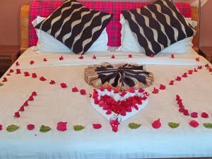 een bed met een hart gemaakt van rozen bij Humble Resort in Masai Mara +14 foto's