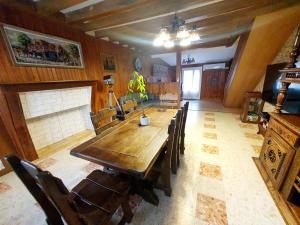 une salle à manger avec une longue table en bois et des chaises dans l'établissement Gîte de Montapeine, à Breteau