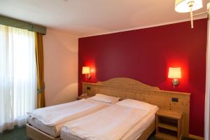 Postel nebo postele na pokoji v ubytování Alpine Mugon Hotel