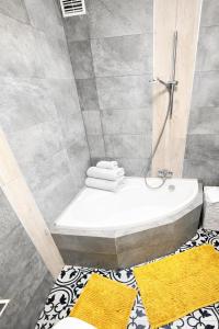 Et badeværelse på Hill top apartment + 11 billeder