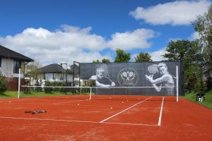 a sign on the side of a tennis court at Lukas Studio in Ustronie Morskie