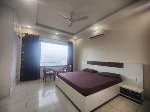 ein Schlafzimmer mit einem Bett und einem Tisch darin in der Unterkunft Shukla Bhawan in Panchkula