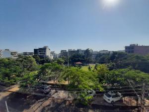 Blick auf eine Stadt mit Bäumen und Gebäuden in der Unterkunft Shukla Bhawan in Panchkula