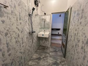a bathroom with a sink and a shower at Blue Mind Surf Home in Weligama