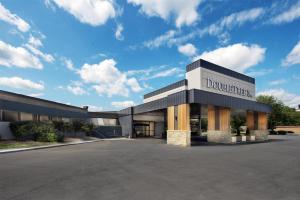 een weergave van de voorkant van een gebouw bij DoubleTree by Hilton Manhattan, KS in Manhattan