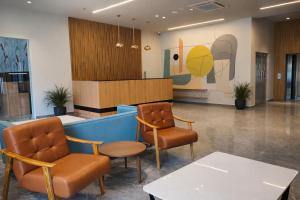 a waiting room with two chairs and a table at La Franklin Hotel in Parādīp Garh