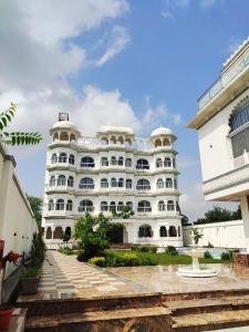 un grand bâtiment blanc avec beaucoup de fenêtres dans l'établissement Omnitel Kohinoor, à Udaipur