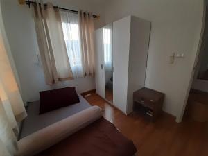 a living room with a couch and a mirror at Cosy Preuksa House 120 in Bang Yai