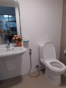 une salle de bains avec toilettes et lavabo dans l'établissement Cosy Preuksa House 120, à Ban Bang Yai 19 autres photos
