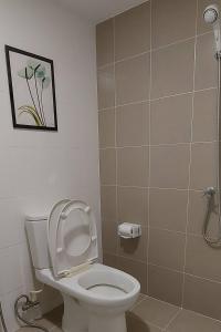 une salle de bain avec toilettes et un tableau au mur dans l'établissement Cosy Preuksa House 120, à Ban Bang Yai