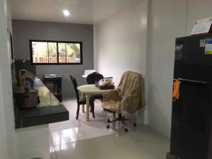 Nhà bếp/bếp nhỏ tại Xstaycation +3 ảnh