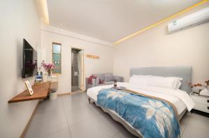 a large white bedroom with a large bed and a desk at 叁三民宿 in Dali