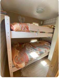 een kamer met 2 stapelbedden bij Het Heideverblijf in Heerlen