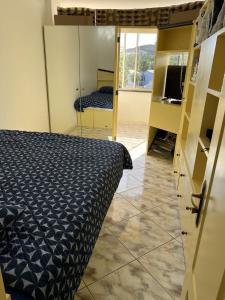 a bedroom with a bed and a mirror at El Alba in San Bartolomé de Tirajana