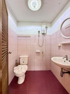 een badkamer met toilet en wastafel bij Om Sab House Patong in Patong Beach