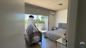 een slaapkamer met een bed en een raam bij Homero duplex in Villa Gesell