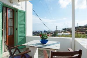 einen Tisch und Stühle auf einem Balkon mit Aussicht in der Unterkunft Letta Studios in Apollonia