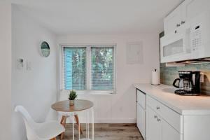 Køkken eller tekøkken på Tropical Oasis Studio w Pool