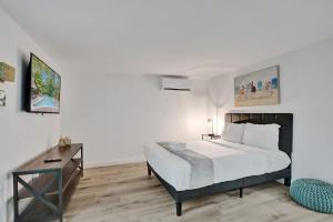 En eller flere senge i et værelse på Tropical Oasis Studio w Pool