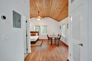 En eller flere senge i et værelse på Tropical Oasis Studio w Pool