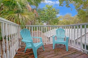 En balkon eller terrasse på Tropical Oasis Studio w Pool