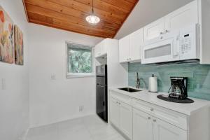 Køkken eller tekøkken på Tropical Oasis Studio w Pool