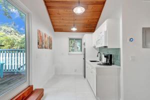 Køkken eller tekøkken på Tropical Oasis Studio w Pool + 49 billeder