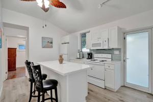 Kuchyň nebo kuchyňský kout v ubytování Tropical Oasis 2BR w Pool