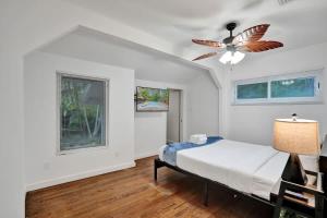 Postel nebo postele na pokoji v ubytování Tropical Oasis 2BR w Pool