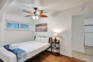 Postel nebo postele na pokoji v ubytování Tropical Oasis 2BR w Pool