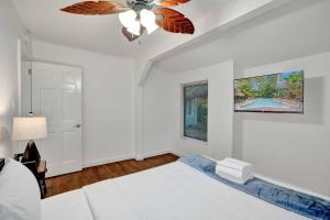 Postel nebo postele na pokoji v ubytování Tropical Oasis 2BR w Pool + 47 fotografií