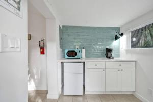 Køkken eller tekøkken på Tropical Oasis Studio w Pool