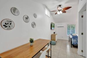 Et opholdsområde på Tropical Oasis Studio w Pool