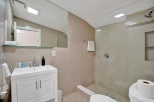 Et badeværelse på Tropical Oasis Studio w Pool + 23 billeder