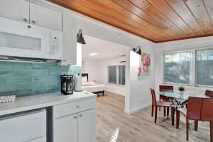 Køkken eller tekøkken på Tropical Oasis Studio w Pool