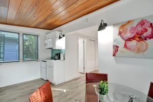 Køkken eller tekøkken på Tropical Oasis Studio w Pool + 52 billeder