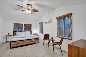 Postel nebo postele na pokoji v ubytování Tropical Oasis Studio w Pool