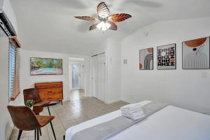 Postel nebo postele na pokoji v ubytování Tropical Oasis Studio w Pool