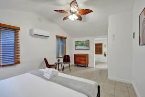 Postel nebo postele na pokoji v ubytování Tropical Oasis Studio w Pool + 42 fotografií