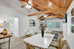 Posezení v ubytování Tropical Oasis 2BR House w Pool