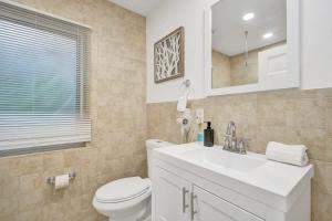 Koupelna v ubytování Tropical Oasis 2BR House w Pool + 48 fotografií