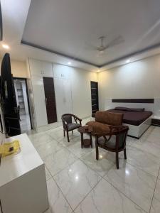 ein Wohnzimmer mit Sofa und Bett in der Unterkunft Shukla Bhawan in Panchkula