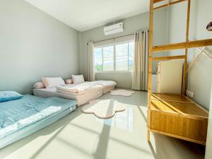 En eller flere senge i et værelse på Donkaew minimalist townhouse